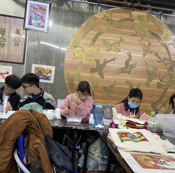 Xưởng sáng tạo từ vụn lụa – Việc làm cho người khuyết tật